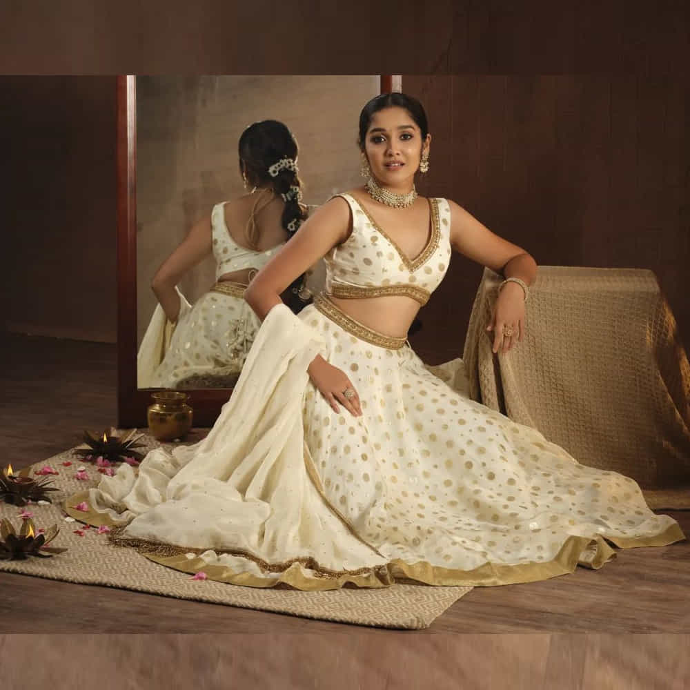 అనిఖా సురేంద్రన్ చైల్డ్ నటిగా చాలా సినిమాలు చేసింది. ఈమధ్య విడుదల అయిన నాగార్జున నటించిన 'ఘోస్ట్' సినిమాలో కూడా టీనేజ్ అమ్మాయిగా నటించింది. అలాగే తమిళ సూపర్ స్టార్ అజిత్ సినిమాలో కూడా టీనేజ్ అమ్మాయిగా నటించిన అనిఖా ఫొటోస్ చూస్తే మైండ్ బ్లోయింగ్ అంతే.. ఈ అమ్మడిని చూసిన ఎవరైనా ఫిదా అవ్వాల్సిందే..