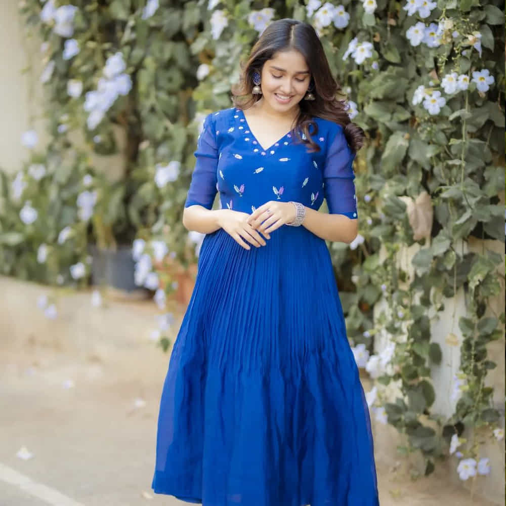 అనిఖా సురేంద్రన్ చైల్డ్ నటిగా చాలా సినిమాలు చేసింది. ఈమధ్య విడుదల అయిన నాగార్జున నటించిన 'ఘోస్ట్' సినిమాలో కూడా టీనేజ్ అమ్మాయిగా నటించింది. అలాగే తమిళ సూపర్ స్టార్ అజిత్ సినిమాలో కూడా టీనేజ్ అమ్మాయిగా నటించిన అనిఖా ఫొటోస్ చూస్తే మైండ్ బ్లోయింగ్ అంతే.. ఈ అమ్మడిని చూసిన ఎవరైనా ఫిదా అవ్వాల్సిందే..