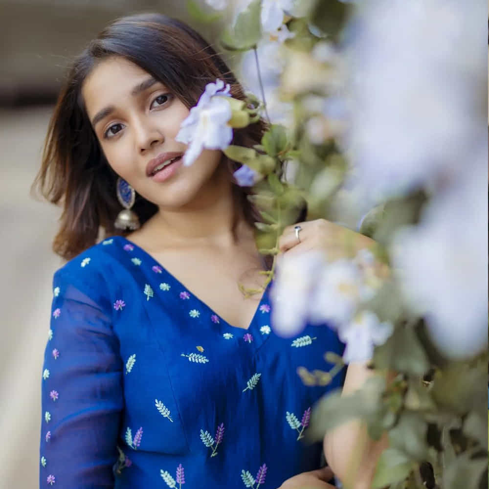 అనిఖా సురేంద్రన్ చైల్డ్ నటిగా చాలా సినిమాలు చేసింది. ఈమధ్య విడుదల అయిన నాగార్జున నటించిన 'ఘోస్ట్' సినిమాలో కూడా టీనేజ్ అమ్మాయిగా నటించింది. అలాగే తమిళ సూపర్ స్టార్ అజిత్ సినిమాలో కూడా టీనేజ్ అమ్మాయిగా నటించిన అనిఖా ఫొటోస్ చూస్తే మైండ్ బ్లోయింగ్ అంతే.. ఈ అమ్మడిని చూసిన ఎవరైనా ఫిదా అవ్వాల్సిందే..