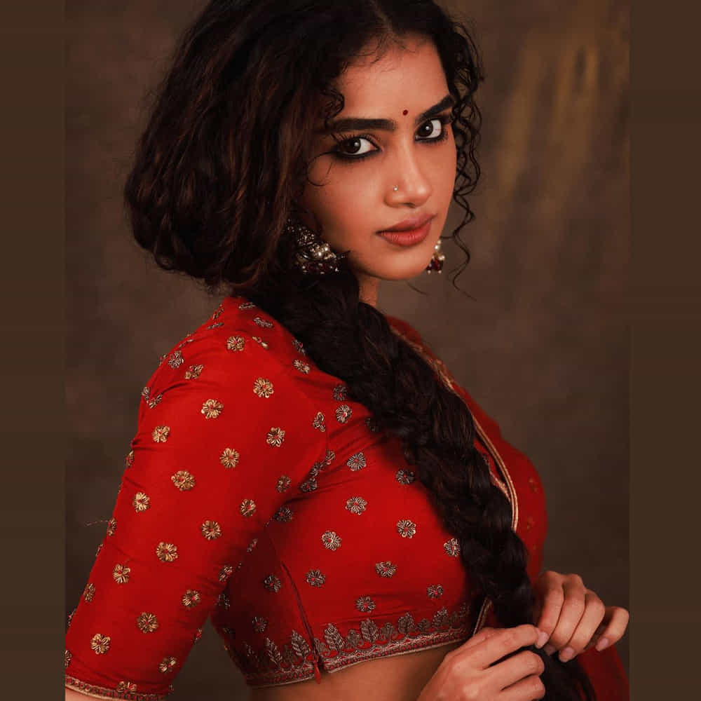 అనుపమ పరమేశ్వరన్ ఈ పేరుకు తెలుగు ఇండస్ట్రీలో ప్రత్యేకంగా పరిచయాలు అవసరం లేదు. వరస విజయాలతో తెలుగుకు వచ్చిన ఈ మలయాళీ ముద్దుగుమ్మ స్టార్ హీరోయిన్  అయిపోయింది. అండ్ ఈ అమ్మడి ఎక్స్ప్రెషన్స్ కి ఫాలోయింగ్ విపరీతంగా ఉంది. తాజాగా ఈ బ్యూటీ షేర్ చేసిన ఫొటోస్ మరింత ఎట్రాక్టీవ్ గా ఉన్నాయి.