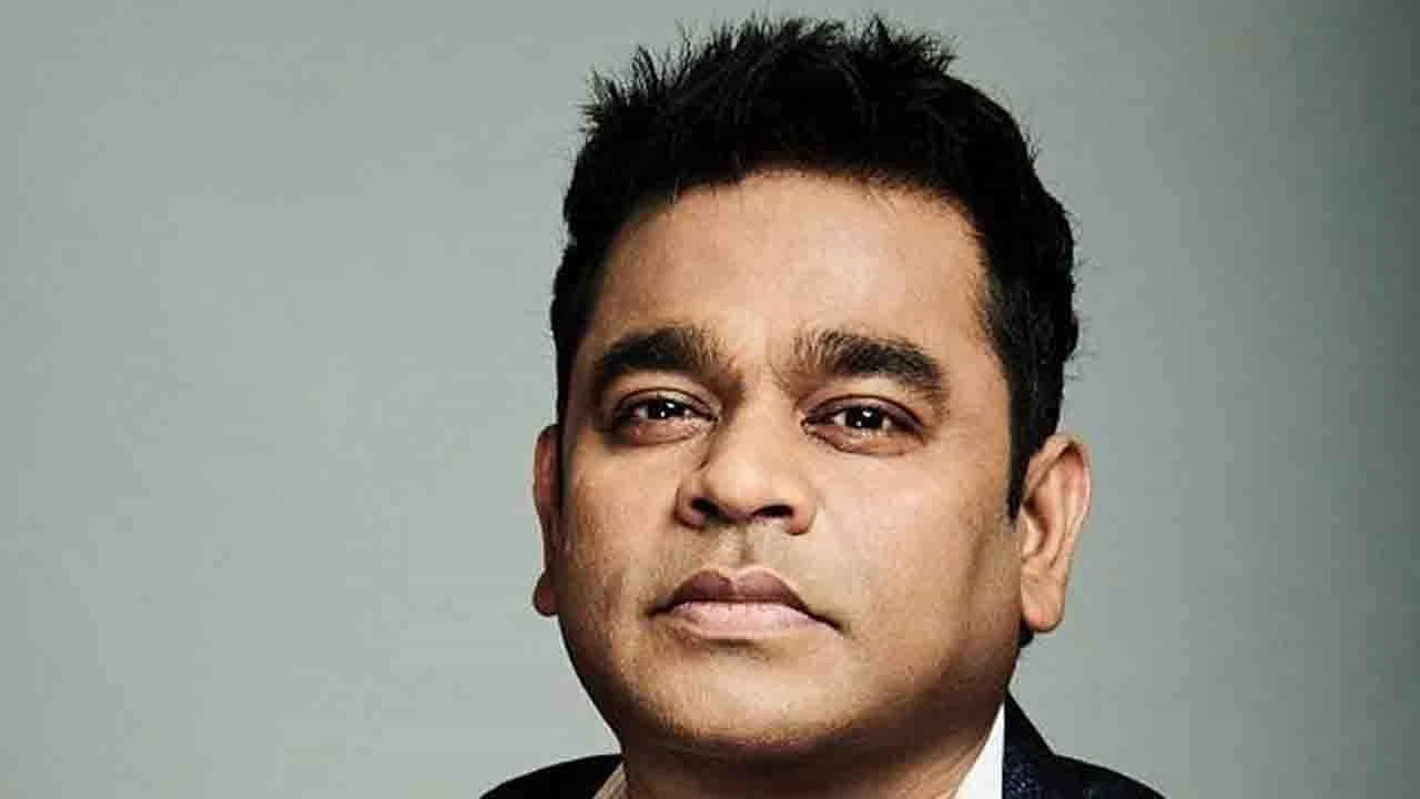 రెహమాన్ అసలు పేరు ఏఎస్ దిలీప్ కుమార్. అతను హిందూ కుటుంబంలో జన్మించాడు. కాగా ఇస్లాం మతాన్ని స్వీకరించిన ఆయన తన పేరును రెహమాన్గా మార్చుకున్నారు.