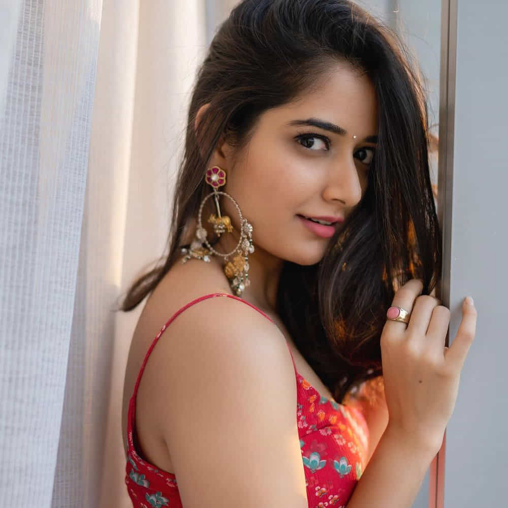 నాకు తెలుగు ఇండస్ట్రీ నుంచి కొన్ని ఆఫర్లు వచ్చాయి అయితే ఆ సమయంలో నాకు కాల్చిట్స్ అడ్జస్ట్ కాకపోవడం ఇలాంటి విషయాలన్నీటి వలన నేను తెలుగులో సినిమాలు చేయడం కాస్త ఆలస్యమైంది.