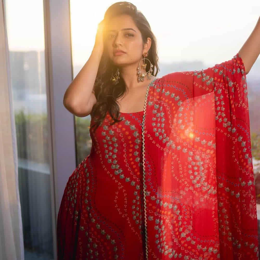 ‘అమిగోస్’ సినిమా కోసం ముందు ఇంకో హీరోయిన్ ని తీసుకున్నామని చెప్పారు కానీ నేను బెంగళూరు వెళ్ళిన తర్వాత మా మేనేజర్ ఫోన్ చేశారు. సినిమా గురించి చెప్పారు. ఎందుకు వాళ్ళు ఇంకో అమ్మాయిని తీసుకున్నామని చెప్పారే అని అన్నాను. దానికి తను ఆ వివరాలు తెలియవు అన్నారు. అప్పుడు నేను డైరెక్టర్ రాజేందర్ రెడ్డిగారు చెప్పిన కథను ఫోన్లోనే విన్నాను. సినిమాలో హీరో మూడు పాత్రలు చేయటం.. నా పాత్రను మలిచిన తీరు అన్ని నచ్చడంతో సినిమాకు ఓకే చెప్పేశాను. అలా ఈ ప్రాజెక్టు ఓకే అయింది.