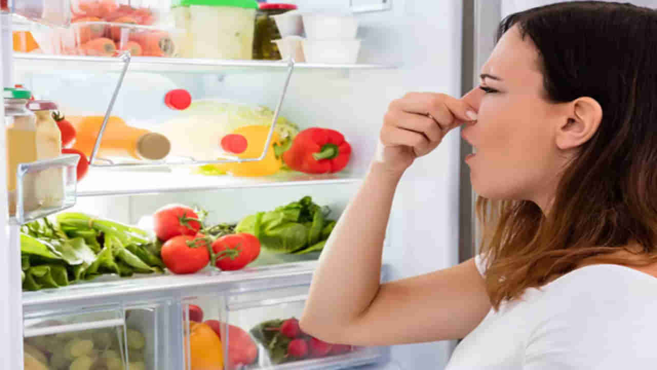 Fridge Cleaning Tips: మీ ఇంట్లోని  ఫ్రిజ్ నుంచి చెడు వాసన వస్తోందా.. ఈ సింపుల్ చిట్కాలతో చెక్ పెట్టండి..