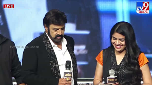 Balakrishna: వీరమాస్ బ్లాక్బస్టర్.. స్టేజ్పై పాట పాడిన బాలయ్య.. పూనకాలతో ఊగిపోయిన ఫ్యాన్స్.. వీడియో చూశారా?