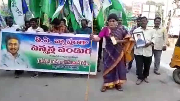 Andhra Pradesh: మహిళ వేషధారణతో వీధుల్లో ర్యాలీ తీసిన మాజీ మేయర్.. ఎందుకలా చేశారంటే..