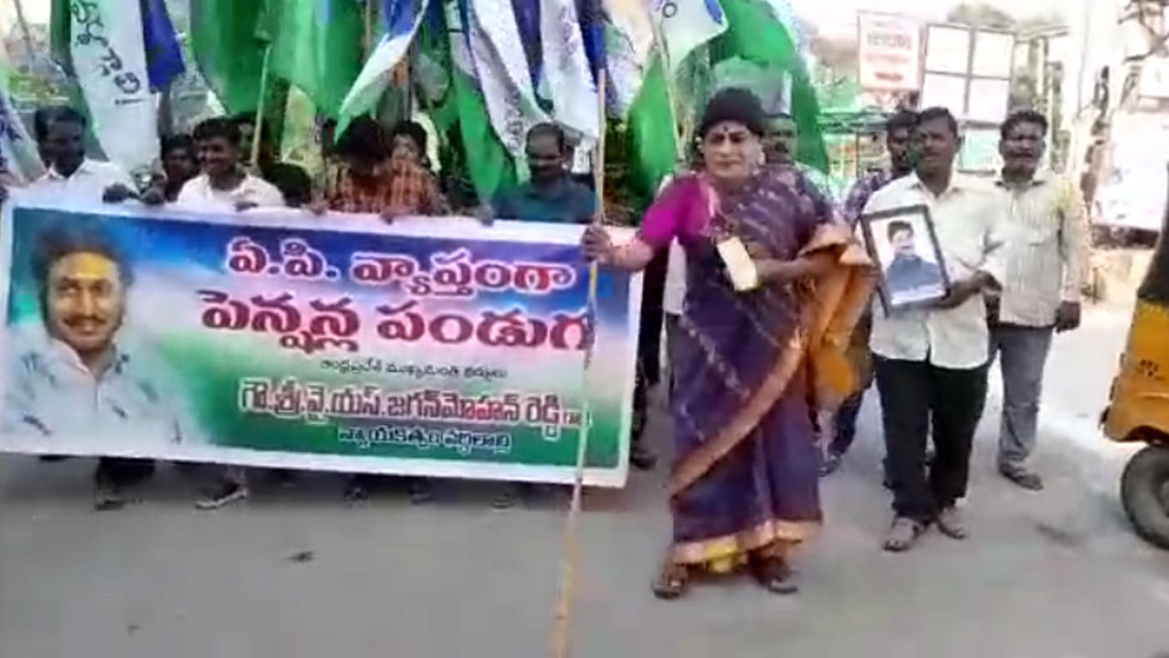 Andhra Pradesh: మహిళ వేషధారణతో వీధుల్లో ర్యాలీ తీసిన మాజీ మేయర్.. ఎందుకలా చేశారంటే..
