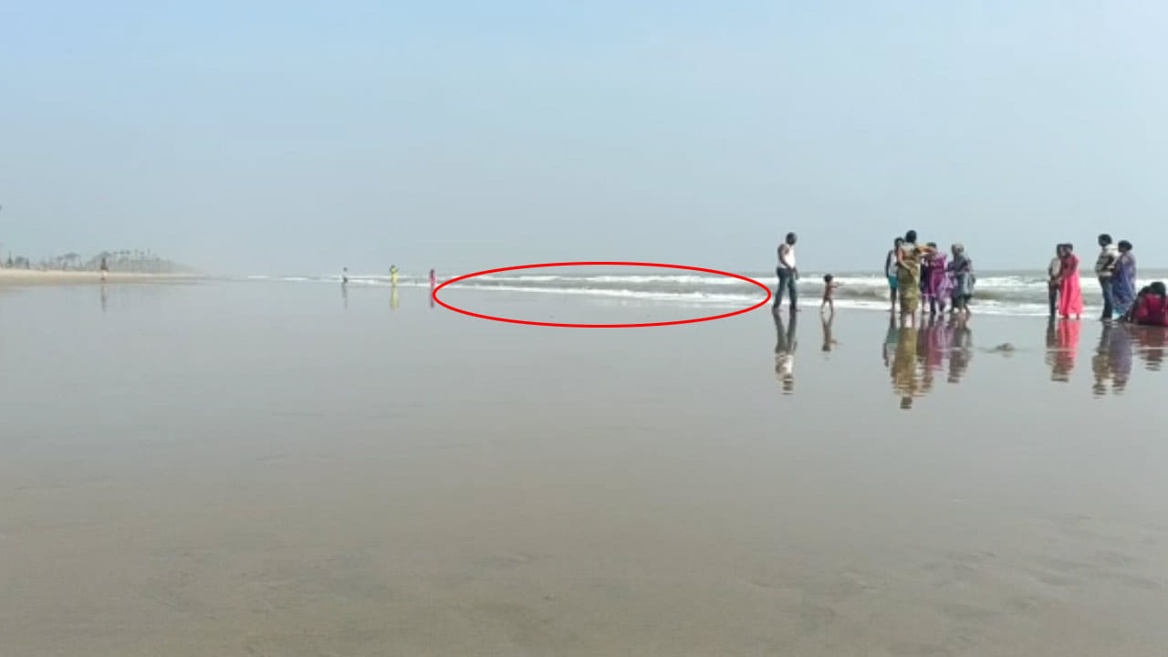 Andhra Pradesh: సముద్ర తీరంలో వింత.. ఇలా జరగడం తొలిసారి అంటున్న స్థానికులు..