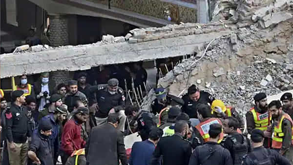 Peshawar: పెషావర్ ఆత్మాహుతి దాడిలో పెరుగుతున్న పెరుగుతున్న మృతులు.. ఇప్పటి వరకు 93 మృతదేహాలు గుర్తింపు..