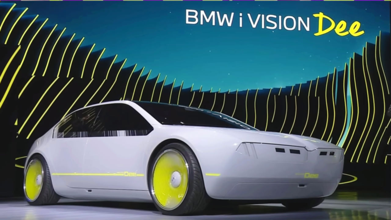 BMW i Vision Dee: కారు కొనుగోలు చేసే సమయంలో అందరికీ ఎదురయ్యే పెద్ద సమస్య రంగు విషయం. సాధారణంగా ప్రజలు తెలుపు లేదా నలుప రంగులను ఇష్టపడుతుంటారు. తమ కొత్త కారు ప్రకాశవంతమైన రంగులో ఉండాలనే కోరిక ప్రతి ఒక్కరి మదిలో ఉంటుంది. ఈ గందరగోళాన్ని పరిష్కరించడానికే BMW ప్రత్యేకమైన మోడల్‌తో అంతర్జాతీయ మార్కెట్‌లోకి రాబోతుంది. 2025 నుంచి మార్కెట్‌లోకి వచ్చే ఈ కార్‌ను.. లాస్ వెగాస్‌లో జరుగుతున్న CES ఈవెంట్‌లో BMW ప్రదర్శించింది. మరి దీని ప్రత్యేకతలేమిటో ఇప్పుడు తెలుసుకుందాం.. 