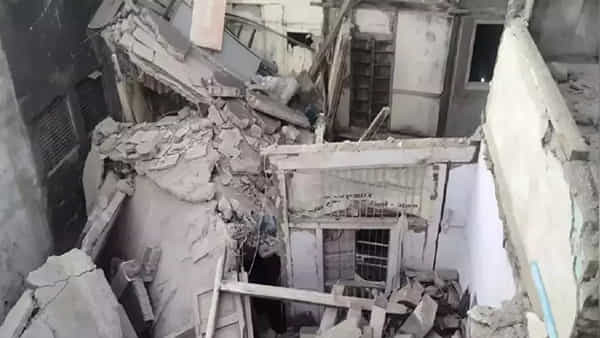 Building Collapse: పేలిన సిలిండర్.. కుప్పకూలిన ఐదంతస్తుల భవనం.. శిథిలాల కింద కుటుంబాలు