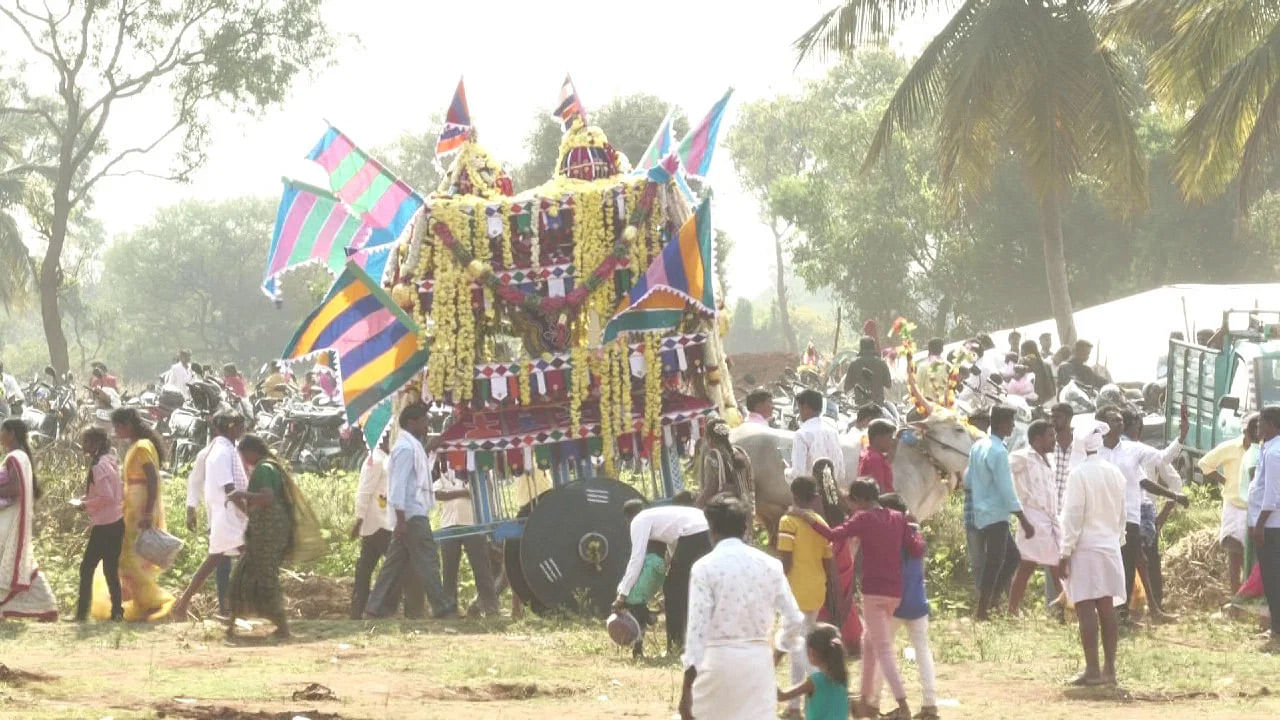 అలంకరించిన బండ్ల చక్రాలకు కొబ్బరికాయలను పగలగొట్టారు. అవును జనవరి ప్రారంభం కాగానే సరిహద్దు ప్రాంతమైన చామరాజనగర్ జిల్లాలో జాతరల సందడి మొదలవుతుంది.