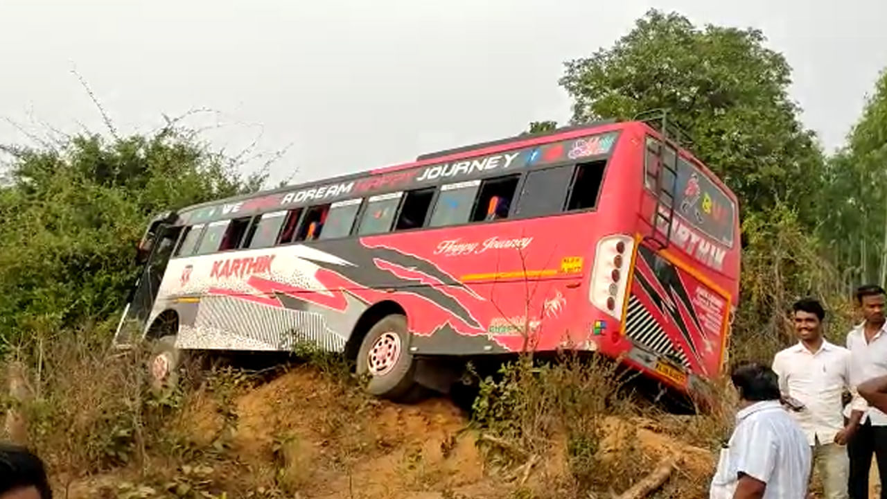 Telangana: గుండెపోటుతో  డ్రైవర్ మృతి.. పంట పొలాల్లోకి దూసుకెళ్లిన బస్సు.. అందులో