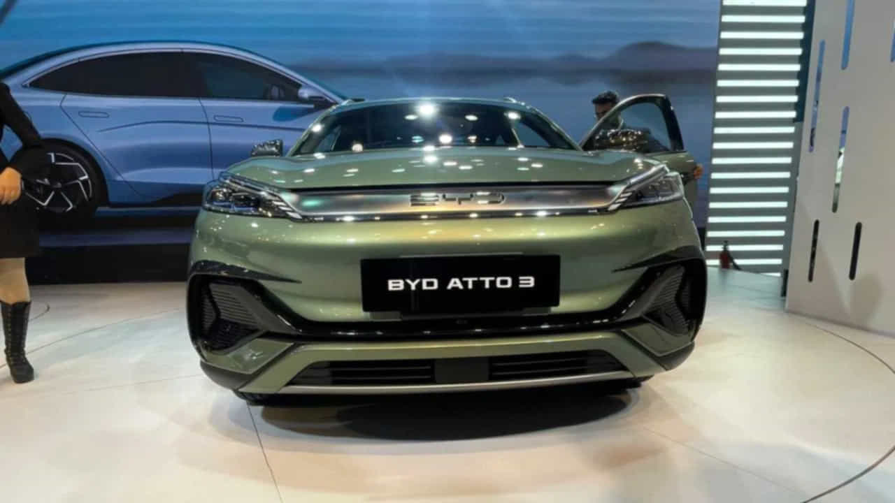  ఈ Atto 3 ఎలక్ట్రిక్ SUV స్పెషల్ ఎడిషన్‌కు చెందినవి1,200 యూనిట్లు మాత్రమే భారతదేశంలో కొనుగోలు చేయడానికి అందుబాటులో ఉన్నాయి. ఢిల్లీలో దీని ఎక్స్ షోరూమ్ రూ. ధర 34.49 లక్షలు.