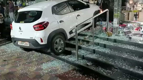 Video Viral: బ్రేక్ వేయబోయి యాక్సిలరేటర్ తొక్కిన మహిళ.. దెబ్బకు సీనే మారిపోయింది.. వైరల్ వీడియో..