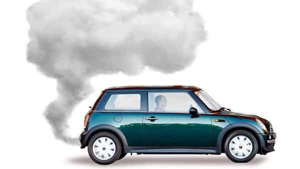 Auto Tips: కారు ఓనర్స్కు అలెర్ట్.. కార్ నుంచి ఈ రంగు పొగ వస్తే వెంటనే జాగ్రత్త పడండి.. లేకపోతే అంతే సంగతీ..!