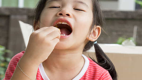 Child care tips: మీ పిల్లలు మట్టి తింటున్నారా.. ఆ అలవాటు మాన్పించలేక తంటాలు పడుతున్నారా.. ఓ సారి ఇటు లుక్కేయండి