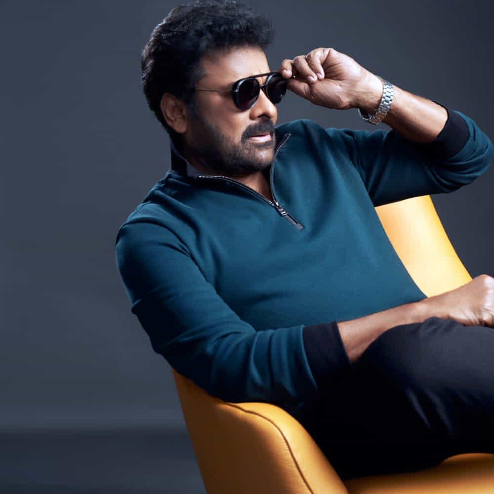 మెగాస్టార్ చిరంజీవి లేటెస్ట్ ఫోటోలు ఇంటర్నెట్ను షేక్ చేస్తున్నాయి. లేటెస్ట్ ఫోటోలు సోషల్ మీడియాలో వైరల్గా మారగా..ఇవి మెగా ఫ్యాన్స్ను విపరీతంగా ఆకట్టుకుంటున్నాయి. టీషర్ట్, జీన్స్ ప్యాంట్లో చిరంజీవి యంగ్గా కనిపిస్తున్నారు. చిరంజీవి న్యూ లుక్ అదిరిపోయిందంటూ ఫ్యాన్స్ కామెంట్స్ చేస్తున్నారు. చిరంజీవి ఎవర్ గ్రీన్ అంటూ మరికొందరు ఫ్యాన్స్ కితాబిస్తున్నారు. మీరు ఓ లుక్కెయ్యండి..