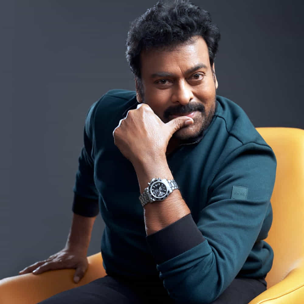 మెగాస్టార్ చిరంజీవి లేటెస్ట్ ఫోటోలు ఇంటర్నెట్ను షేక్ చేస్తున్నాయి. లేటెస్ట్ ఫోటోలు సోషల్ మీడియాలో వైరల్గా మారగా..ఇవి మెగా ఫ్యాన్స్ను విపరీతంగా ఆకట్టుకుంటున్నాయి. టీషర్ట్, జీన్స్ ప్యాంట్లో చిరంజీవి యంగ్గా కనిపిస్తున్నారు. చిరంజీవి న్యూ లుక్ అదిరిపోయిందంటూ ఫ్యాన్స్ కామెంట్స్ చేస్తున్నారు. చిరంజీవి ఎవర్ గ్రీన్ అంటూ మరికొందరు ఫ్యాన్స్ కితాబిస్తున్నారు. మీరు ఓ లుక్కెయ్యండి..