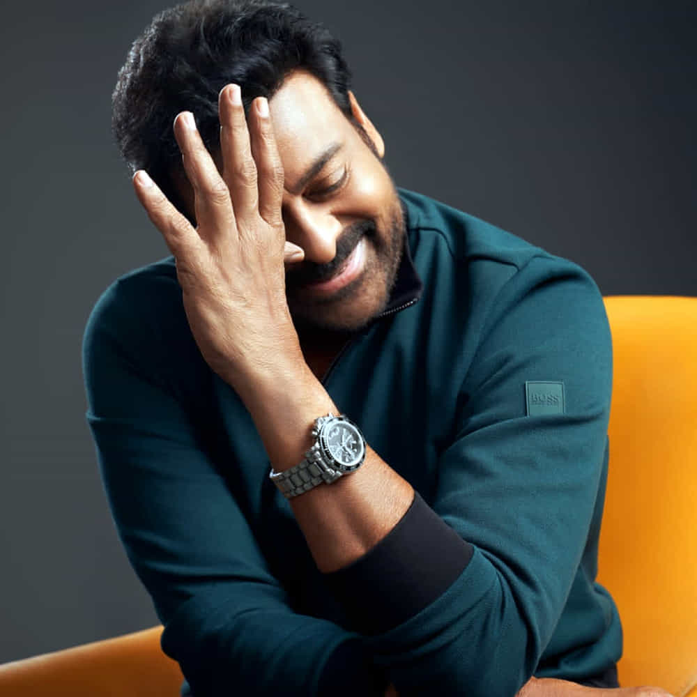 మెగాస్టార్ చిరంజీవి లేటెస్ట్ ఫోటోలు ఇంటర్నెట్ను షేక్ చేస్తున్నాయి. లేటెస్ట్ ఫోటోలు సోషల్ మీడియాలో వైరల్గా మారగా..ఇవి మెగా ఫ్యాన్స్ను విపరీతంగా ఆకట్టుకుంటున్నాయి. టీషర్ట్, జీన్స్ ప్యాంట్లో చిరంజీవి యంగ్గా కనిపిస్తున్నారు. చిరంజీవి న్యూ లుక్ అదిరిపోయిందంటూ ఫ్యాన్స్ కామెంట్స్ చేస్తున్నారు. చిరంజీవి ఎవర్ గ్రీన్ అంటూ మరికొందరు ఫ్యాన్స్ కితాబిస్తున్నారు. మీరు ఓ లుక్కెయ్యండి..