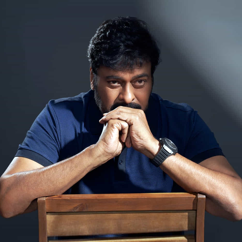 మెగాస్టార్ చిరంజీవి లేటెస్ట్ ఫోటోలు ఇంటర్నెట్ను షేక్ చేస్తున్నాయి. లేటెస్ట్ ఫోటోలు సోషల్ మీడియాలో వైరల్గా మారగా..ఇవి మెగా ఫ్యాన్స్ను విపరీతంగా ఆకట్టుకుంటున్నాయి. టీషర్ట్, జీన్స్ ప్యాంట్లో చిరంజీవి యంగ్గా కనిపిస్తున్నారు. చిరంజీవి న్యూ లుక్ అదిరిపోయిందంటూ ఫ్యాన్స్ కామెంట్స్ చేస్తున్నారు. చిరంజీవి ఎవర్ గ్రీన్ అంటూ మరికొందరు ఫ్యాన్స్ కితాబిస్తున్నారు. మీరు ఓ లుక్కెయ్యండి..