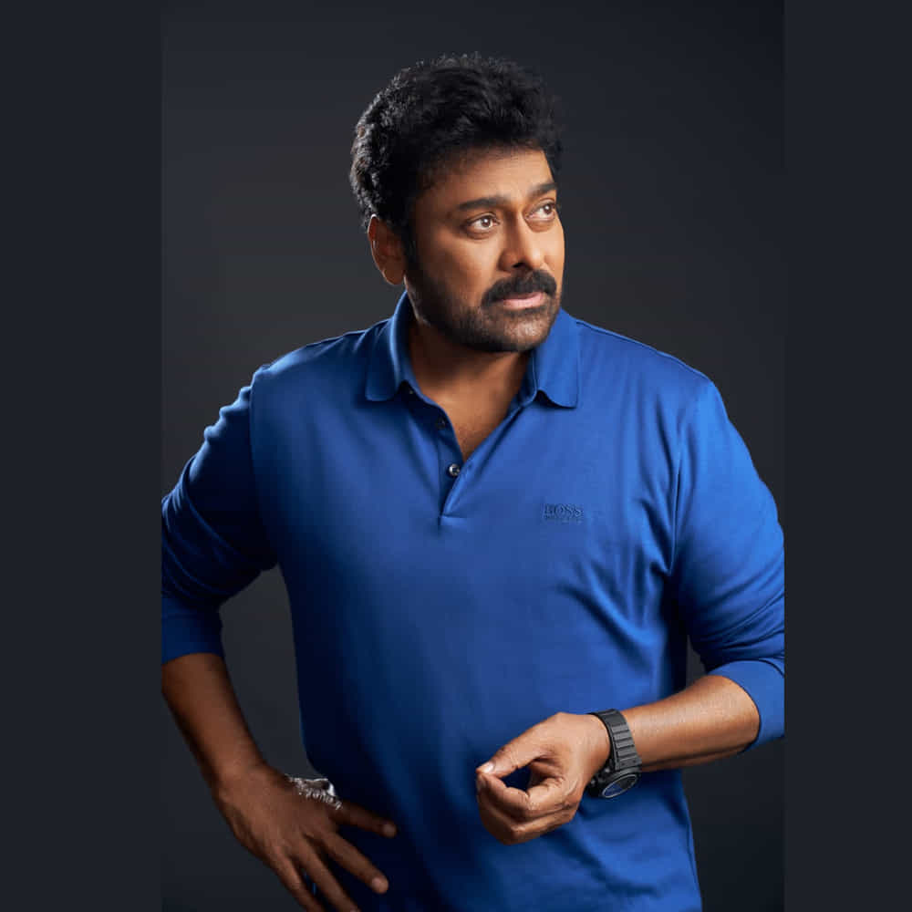మెగాస్టార్ చిరంజీవి లేటెస్ట్ ఫోటోలు ఇంటర్నెట్ను షేక్ చేస్తున్నాయి. లేటెస్ట్ ఫోటోలు సోషల్ మీడియాలో వైరల్గా మారగా..ఇవి మెగా ఫ్యాన్స్ను విపరీతంగా ఆకట్టుకుంటున్నాయి. టీషర్ట్, జీన్స్ ప్యాంట్లో చిరంజీవి యంగ్గా కనిపిస్తున్నారు. చిరంజీవి న్యూ లుక్ అదిరిపోయిందంటూ ఫ్యాన్స్ కామెంట్స్ చేస్తున్నారు. చిరంజీవి ఎవర్ గ్రీన్ అంటూ మరికొందరు ఫ్యాన్స్ కితాబిస్తున్నారు. మీరు ఓ లుక్కెయ్యండి..