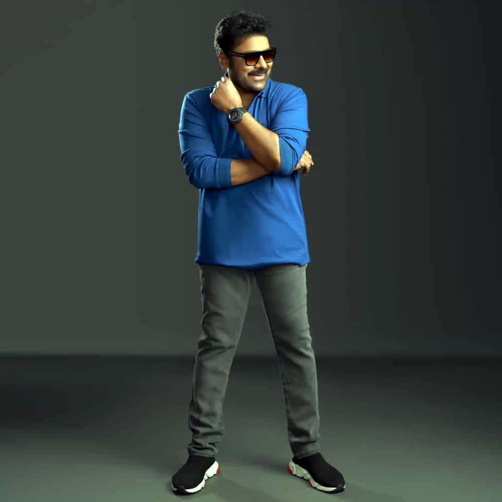 మెగాస్టార్ చిరంజీవి లేటెస్ట్ ఫోటోలు ఇంటర్నెట్ను షేక్ చేస్తున్నాయి. లేటెస్ట్ ఫోటోలు సోషల్ మీడియాలో వైరల్గా మారగా..ఇవి మెగా ఫ్యాన్స్ను విపరీతంగా ఆకట్టుకుంటున్నాయి. టీషర్ట్, జీన్స్ ప్యాంట్లో చిరంజీవి యంగ్గా కనిపిస్తున్నారు. చిరంజీవి న్యూ లుక్ అదిరిపోయిందంటూ ఫ్యాన్స్ కామెంట్స్ చేస్తున్నారు. చిరంజీవి ఎవర్ గ్రీన్ అంటూ మరికొందరు ఫ్యాన్స్ కితాబిస్తున్నారు. మీరు ఓ లుక్కెయ్యండి..