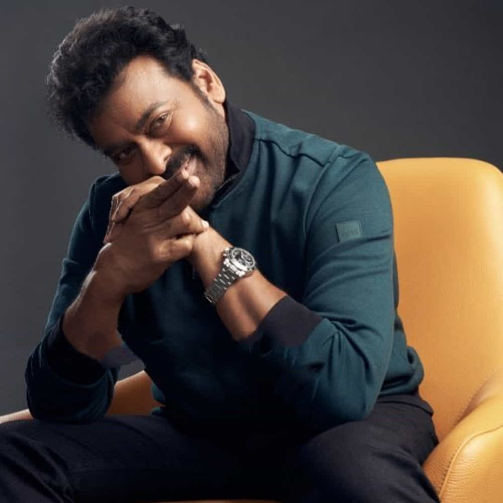 మెగాస్టార్ చిరంజీవి లేటెస్ట్ ఫోటోలు ఇంటర్నెట్ను షేక్ చేస్తున్నాయి. లేటెస్ట్ ఫోటోలు సోషల్ మీడియాలో వైరల్గా మారగా..ఇవి మెగా ఫ్యాన్స్ను విపరీతంగా ఆకట్టుకుంటున్నాయి. టీషర్ట్, జీన్స్ ప్యాంట్లో చిరంజీవి యంగ్గా కనిపిస్తున్నారు. చిరంజీవి న్యూ లుక్ అదిరిపోయిందంటూ ఫ్యాన్స్ కామెంట్స్ చేస్తున్నారు. చిరంజీవి ఎవర్ గ్రీన్ అంటూ మరికొందరు ఫ్యాన్స్ కితాబిస్తున్నారు. మీరు ఓ లుక్కెయ్యండి..