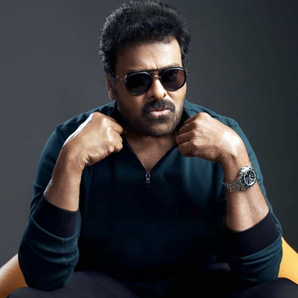 మెగాస్టార్ చిరంజీవి లేటెస్ట్ ఫోటోలు ఇంటర్నెట్ను షేక్ చేస్తున్నాయి. లేటెస్ట్ ఫోటోలు సోషల్ మీడియాలో వైరల్గా మారగా..ఇవి మెగా ఫ్యాన్స్ను విపరీతంగా ఆకట్టుకుంటున్నాయి. టీషర్ట్, జీన్స్ ప్యాంట్లో చిరంజీవి యంగ్గా కనిపిస్తున్నారు. చిరంజీవి న్యూ లుక్ అదిరిపోయిందంటూ ఫ్యాన్స్ కామెంట్స్ చేస్తున్నారు. చిరంజీవి ఎవర్ గ్రీన్ అంటూ మరికొందరు ఫ్యాన్స్ కితాబిస్తున్నారు. మీరు ఓ లుక్కెయ్యండి..
