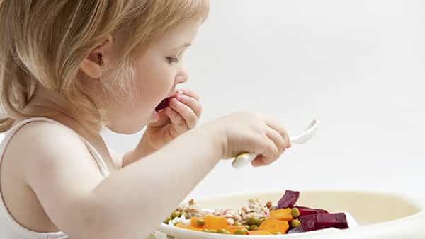 Choking while Eating: మీ పిల్లలు తినేటప్పుడు ఇలా చేస్తున్నారా.. సరైన జాగ్రత్తలు తీసుకోకుంటే ప్రాణం పోయే ప్రమాదం