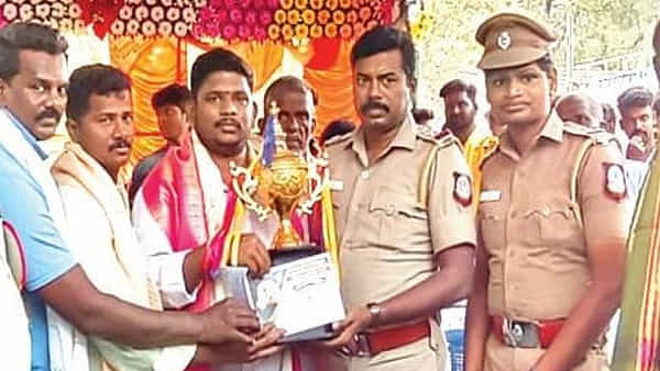 ఇది కోస్తా కోళ్లపందెం కాదు.. రక్త క్రీడ.. విజేతకు బెస్ట్కాక్ ట్రోఫితో పాటు ప్రశంసా పత్రం..