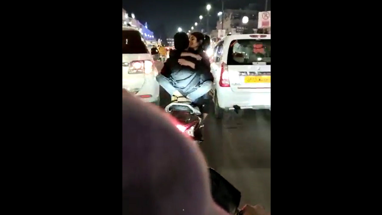 Watch Video: హవ్వా! నడిరోడ్డుపై రెచ్చిపోయిన లవర్స్.. వీడియో చూస్తే మైండ్ బ్లాంకే..