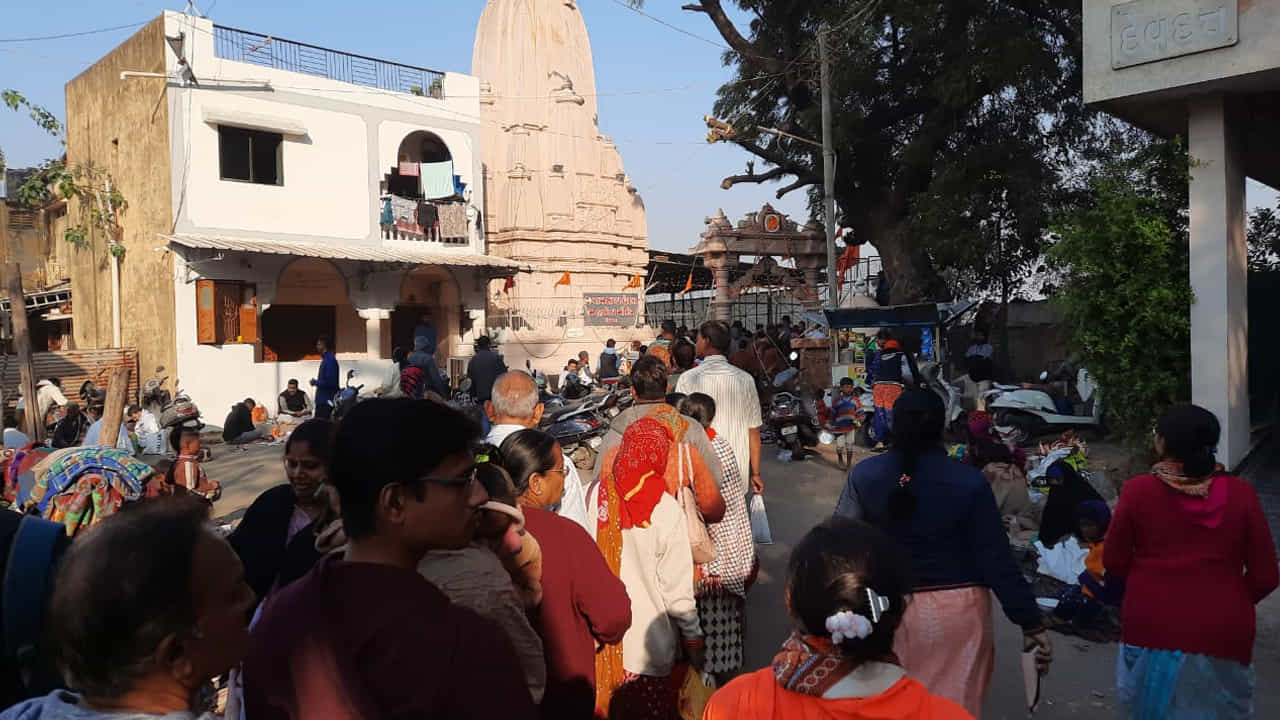 శివుడు అభిషేక ప్రియుడు, కాసిన నీళ్లు పోసినా..ఓ పత్రంతో పూజించినా కరుణించే దేవుడు. అటువంటి శివుడు ఓ ప్రాంతంలో వింత అభిషేకలు అందుకుంటున్నాడు. ఈదేవాలయంలో శివుడిని పీతలతో అభిషేకిస్తారు