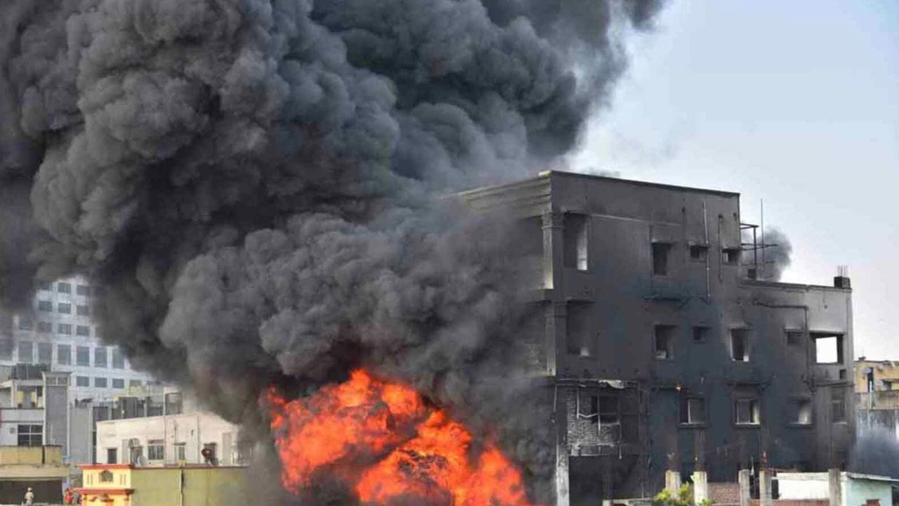 Deccan Mall: ముగ్గురిని బలిగొన్న డెక్కన్‌మాల్.. విషమంగా ఫైర్ సిబ్బంది పరిస్థితి.. ఆ పొగ ప్రాణాంతకం అంటున్న వైద్యులు..