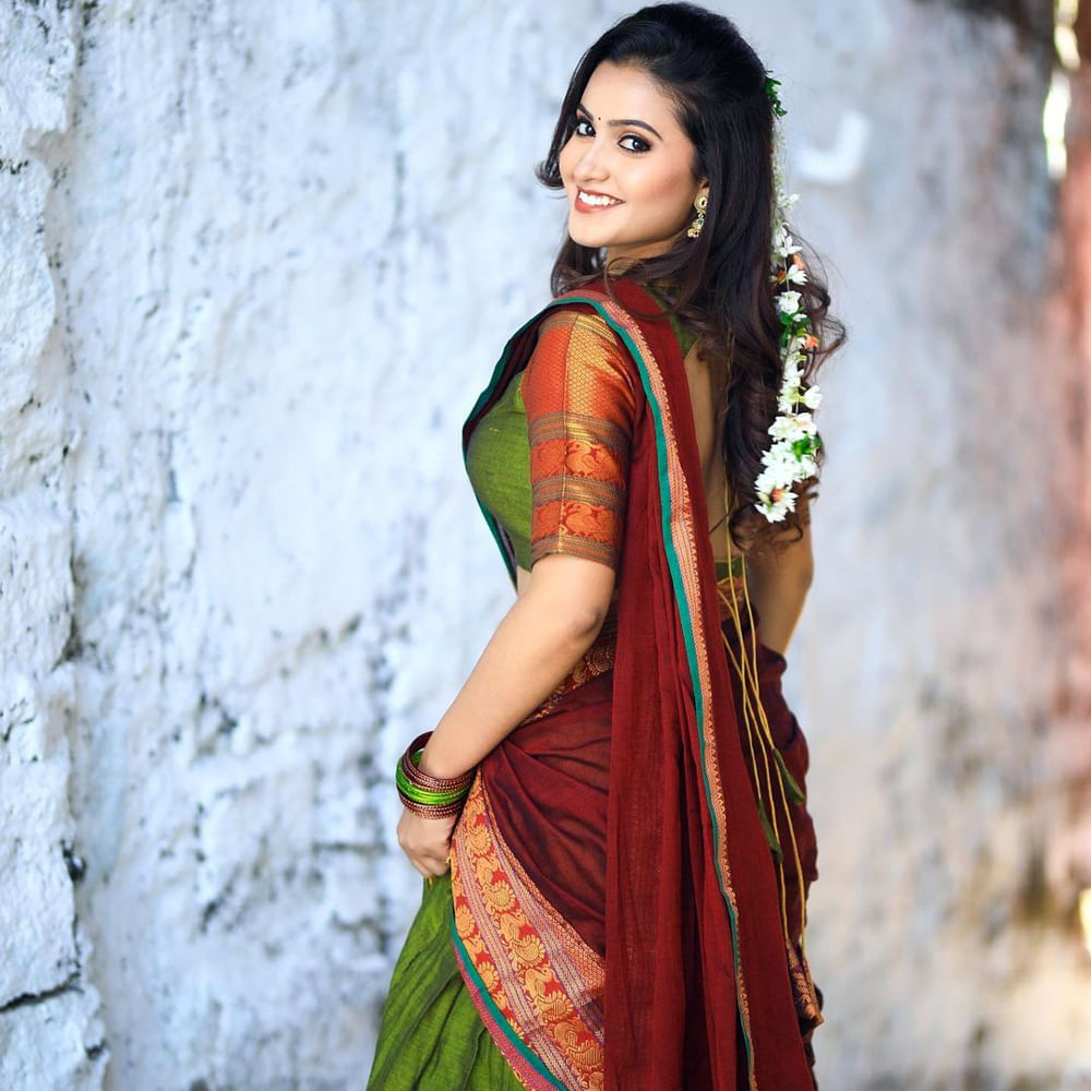 దీపికా పిల్లి సోషల్ మీడియాలో చాలా పాపులర్.. టిక్ టాక్లో వీడియోలు చేస్తూ తన అందచందాలతో కేకపెట్టించేది. కొన్ని షార్ట్ ఫిల్మ్స్లో కూడ నటించిన దీపికా సోషల్ మీడియాలో కొత్త కొత్త ఫొటోస్ తో హోరెత్తిస్తుంది. మీరు ఓ లుక్కేయండి.