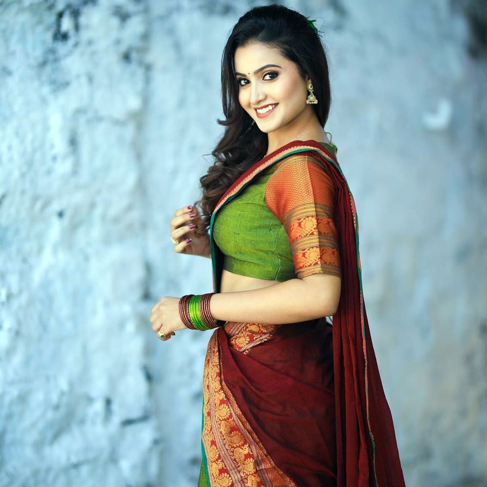 దీపికా పిల్లి సోషల్ మీడియాలో చాలా పాపులర్.. టిక్ టాక్లో వీడియోలు చేస్తూ తన అందచందాలతో కేకపెట్టించేది. కొన్ని షార్ట్ ఫిల్మ్స్లో కూడ నటించిన దీపికా సోషల్ మీడియాలో కొత్త కొత్త ఫొటోస్ తో హోరెత్తిస్తుంది. మీరు ఓ లుక్కేయండి.