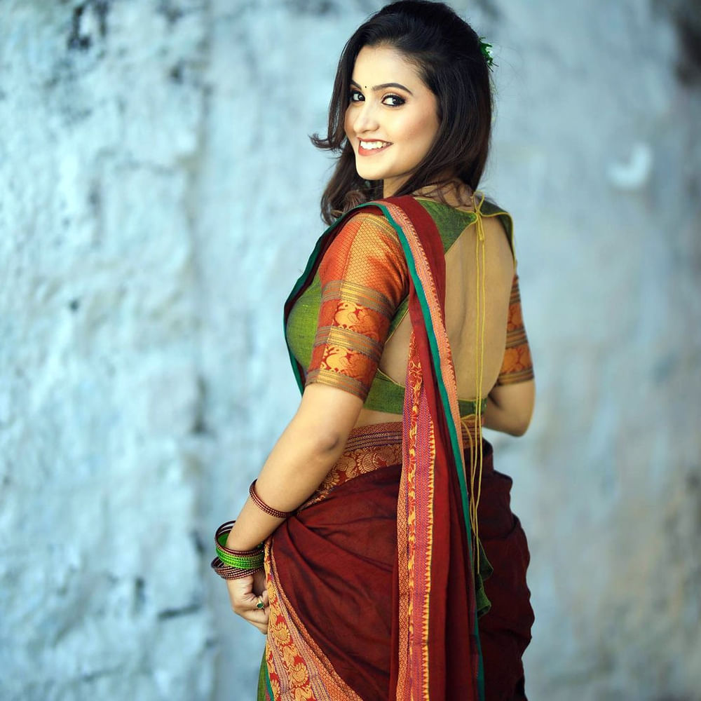 దీపికా పిల్లి సోషల్ మీడియాలో చాలా పాపులర్.. టిక్ టాక్లో వీడియోలు చేస్తూ తన అందచందాలతో కేకపెట్టించేది. కొన్ని షార్ట్ ఫిల్మ్స్లో కూడ నటించిన దీపికా సోషల్ మీడియాలో కొత్త కొత్త ఫొటోస్ తో హోరెత్తిస్తుంది. మీరు ఓ లుక్కేయండి.