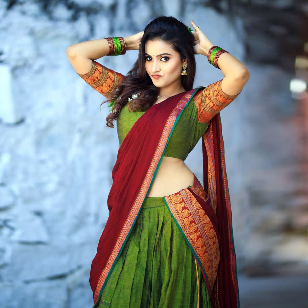 దీపికా పిల్లి సోషల్ మీడియాలో చాలా పాపులర్.. టిక్ టాక్లో వీడియోలు చేస్తూ తన అందచందాలతో కేకపెట్టించేది. కొన్ని షార్ట్ ఫిల్మ్స్లో కూడ నటించిన దీపికా సోషల్ మీడియాలో కొత్త కొత్త ఫొటోస్ తో హోరెత్తిస్తుంది. మీరు ఓ లుక్కేయండి.