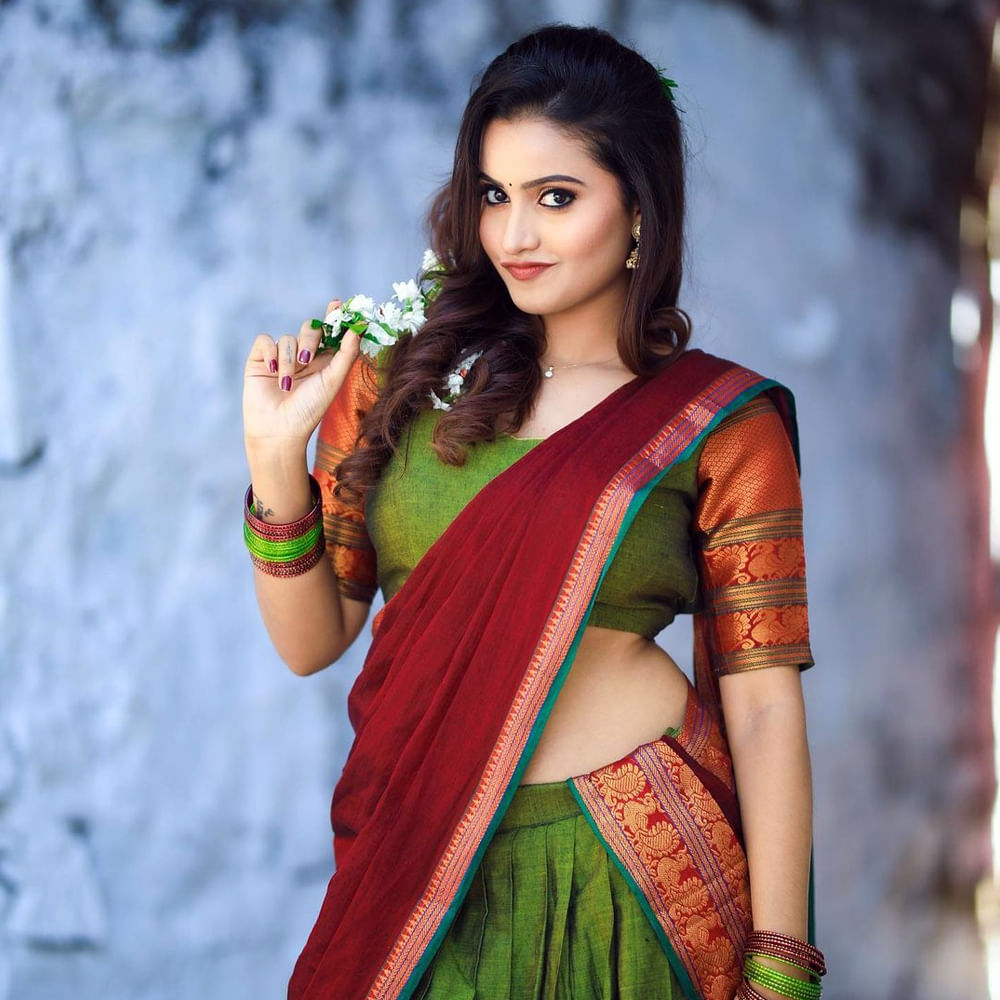 దీపికా పిల్లి సోషల్ మీడియాలో చాలా పాపులర్.. టిక్ టాక్లో వీడియోలు చేస్తూ తన అందచందాలతో కేకపెట్టించేది. కొన్ని షార్ట్ ఫిల్మ్స్లో కూడ నటించిన దీపికా సోషల్ మీడియాలో కొత్త కొత్త ఫొటోస్ తో హోరెత్తిస్తుంది. మీరు ఓ లుక్కేయండి.