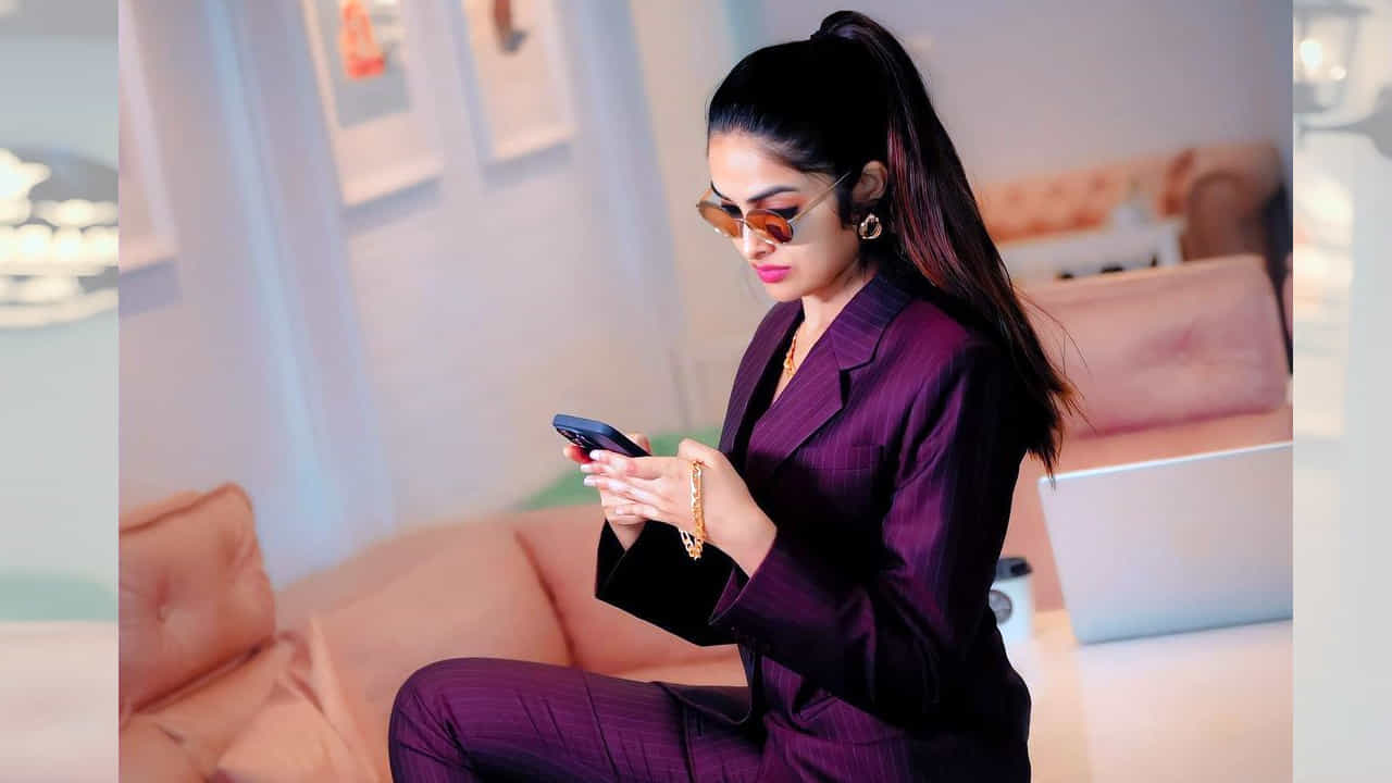 బిగ్బాస్ 4వ సీజన్తో తెలుగు ప్రేక్షకులకు పరిచయమైంది దివి వైద్య. తనదైన చలాకీ తనం, అందమైన కళ్లతో కట్టిపడేసిన ఈ చిన్నది. అనతి కాలంలోనే మంచి పాపులారిటీ సంపాదించుకుంది. సోషల్ మీడియాలో యాక్టివ్గా ఉండే ఈ బ్యూటీ తాజాగా కొన్ని అందమైన ఫోటోలను పోస్ట్ చేసింది..