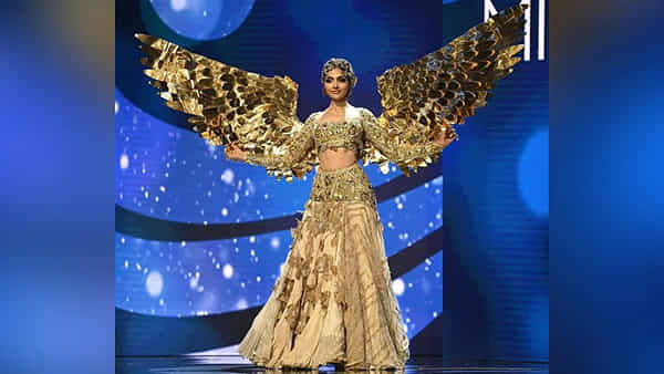 Miss Universe: నేషనల్ డ్రెస్ కాంటెస్ట్లో అమేజింగ్ ఇండియా... బంగారు పక్షిలా దివితా రాయ్!!