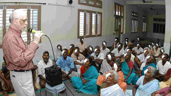ఉగ్రదుశ్చర్యలో భార్యాపిల్లలను కోల్పోయి సామజిక సేవ బాటపట్టిన డాక్టర్.. 30 ఏళ్లుగా కొన్ని లక్షల మంది జీవితాల్లో వెలుగులు నింపిన చంద్రశేఖర్