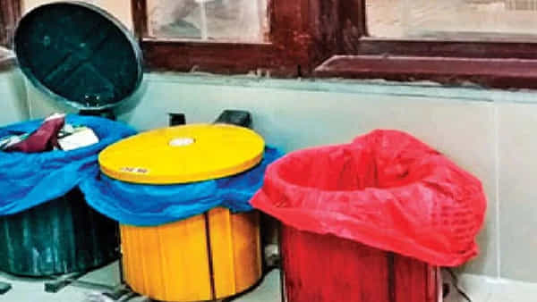 Dustbin Vastu Tips: చెత్త డబ్బా ఎక్కడ పెట్టాలి.. పొరపాటున ఇంట్లో ఈ దిక్కున పెట్టకండి.. ఎందుకో తెలుసా..?