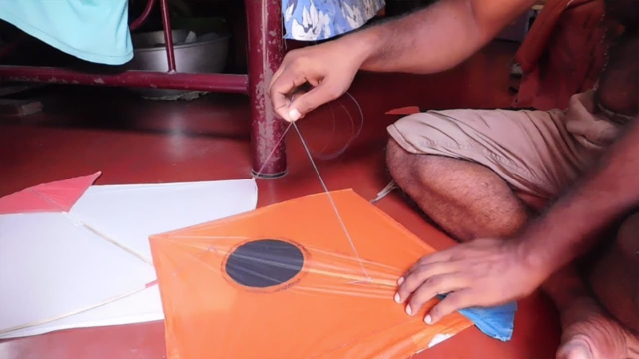 Kite Making: గాలిపటాలు తయారు చేయడం ఎలాగో తెలుసా.. మాంజా కట్టడం నుంచి పతంగీ రెడీ చేసేవరకు.. అన్నీ మీరే ఇలా చేయ్యొచ్చు..