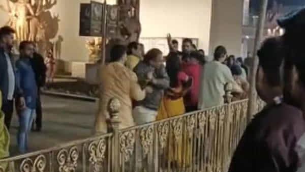 Viral Video: జ్యోతిర్లింగ క్షేత్రానికి వెళ్లారు.. కేవలం రిక్షాలో చోటు కోసం ఓ రేంజ్లో కొట్టుకున్నారు.. వీడియో వైరల్