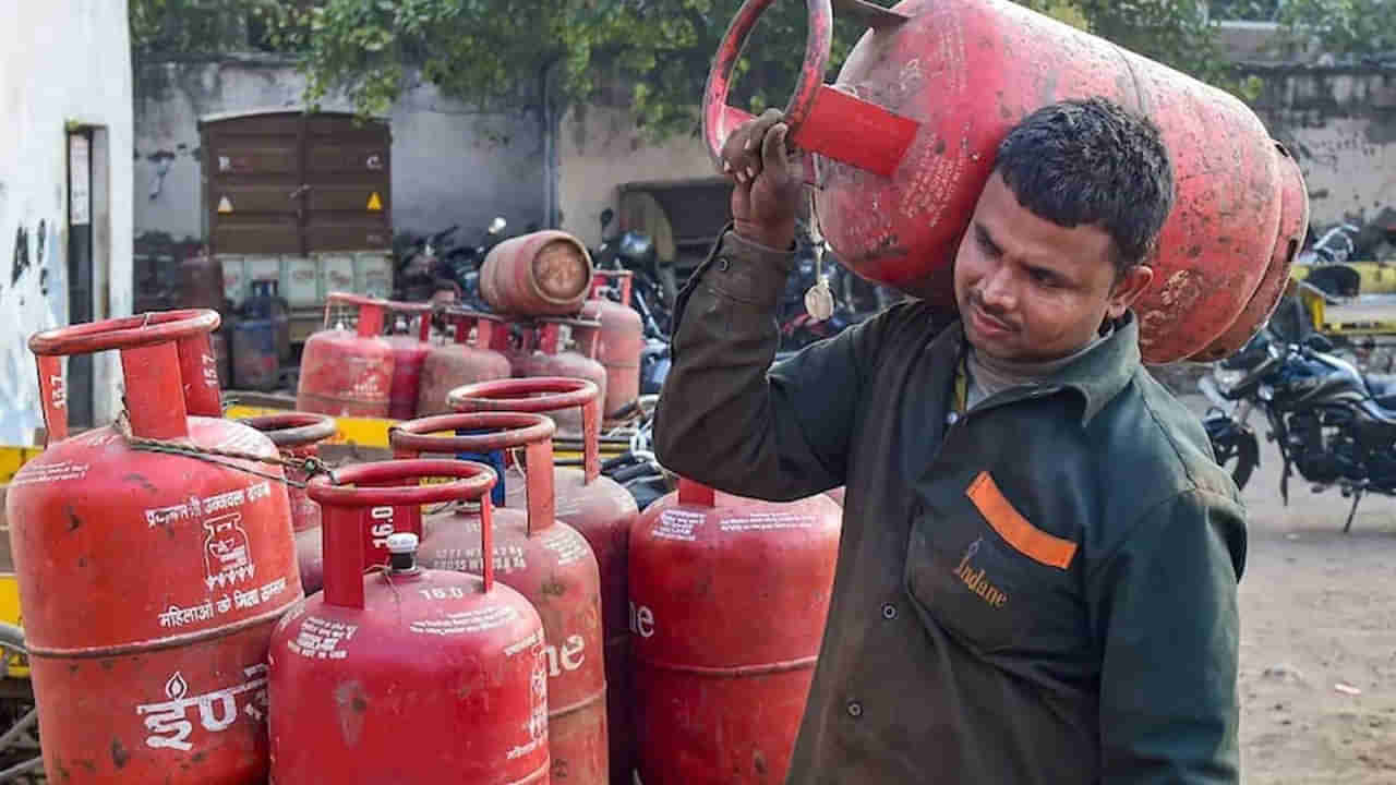 LPG Gas: గ్యాస్‌ సిలిండర్‌ డెలివరీ చేస్తే అదనంగా డబ్బులు ఇస్తున్నారా.? సమాచార హక్కు చట్టం ఏం చెబుతోందంటే..