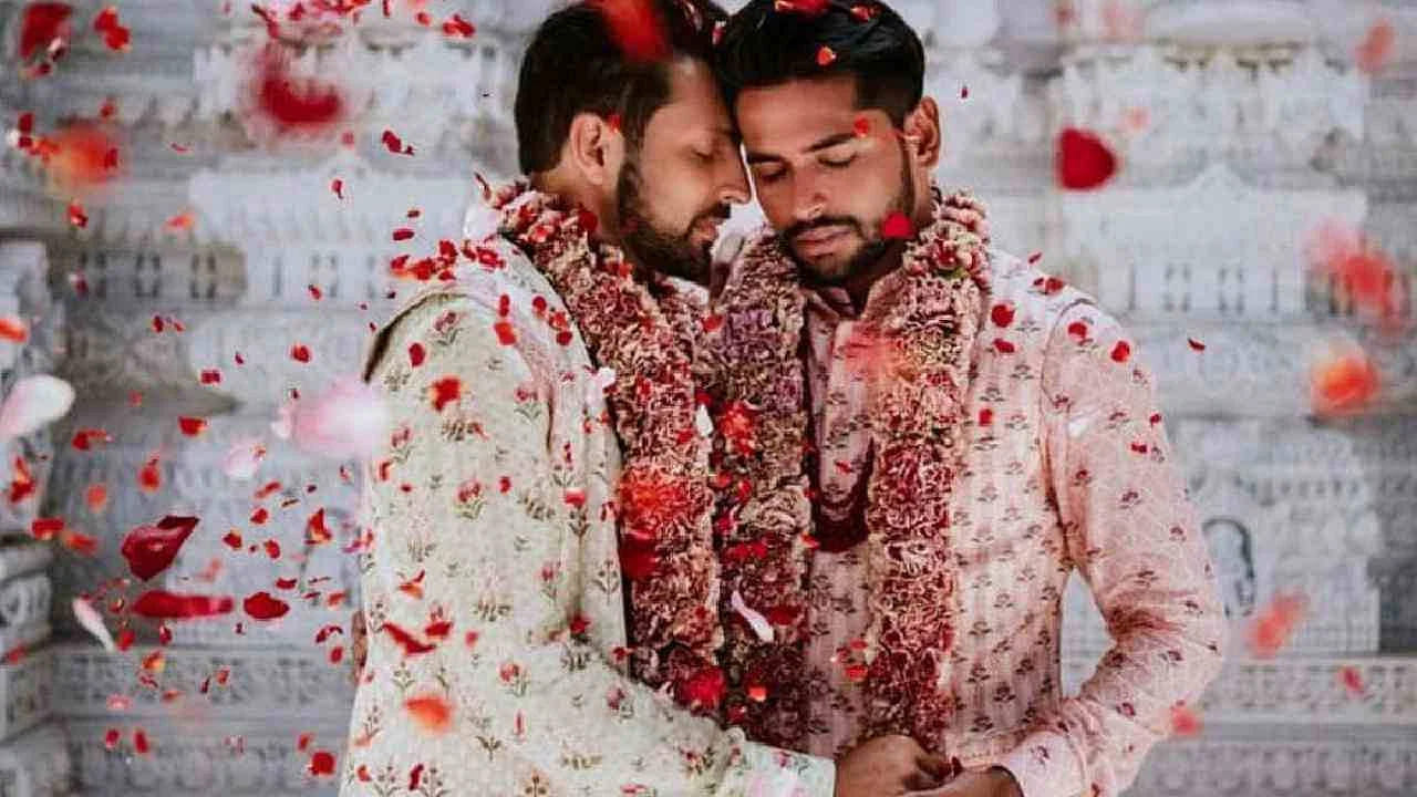 నాలుగేళ్ల క్రితం అంటే 2019లో అమెరికా న్యూ జెర్సీ వేదికగా ఒక్కటైన ఈ స్వలింగ సంపర్క జంట ఇప్పుడు తమ మొదటి బిడ్డ కోసం ఎదురుచూస్తున్నారు. తమ మొదటి బిడ్డ కోసం ఎదురుచూస్తున్న ఓ జంట ఫోటో షూట్ ఇప్పుడు సోషల్ మీడియాలో  వైరల్‌గా మారింది.
