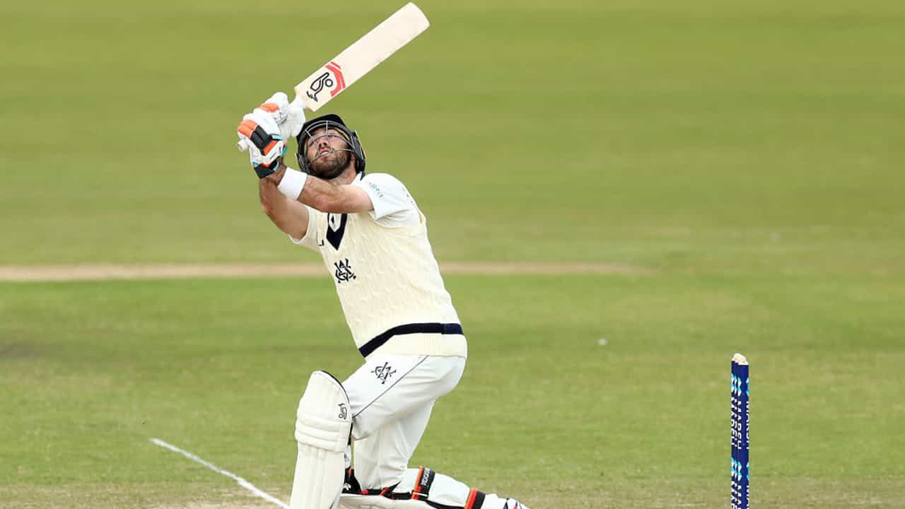 Glenn Maxwell: ఫిబ్రవరి 9 నుంచి భారత్-ఆస్ట్రేలియా మధ్య నాలుగు టెస్టు మ్యాచ్ల సిరీస్ ప్రారంభం కానుంది. ఈ సిరీస్ కోసం అభిమానులు ఎంతో ఆసక్తిగా ఎదురుచూస్తున్నారు. దీంతో ఆటగాళ్లు కూడా ఇందులో ఆడేందుకు ఆసక్తిగా ఎదురుచూస్తున్నారు. అయితే, అందరికీ ఈ అవకాశం లభించదు. వారిలో ఆస్ట్రేలియా ఆల్ రౌండర్ గ్లెన్ మాక్స్ వెల్ కూడా ఈ అవకాశాన్ని చేజార్చుకుని నిరాశకు గురయ్యాడు.