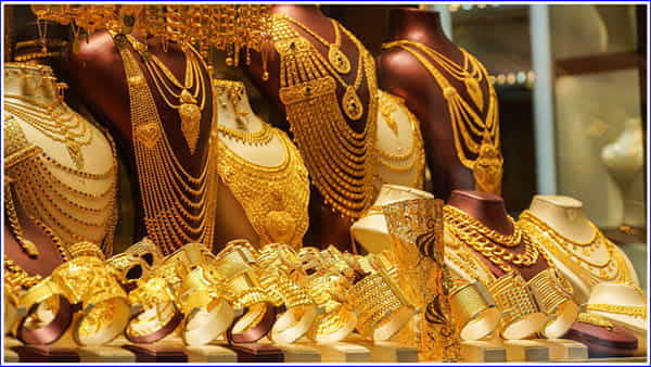 Gold Price: బంగారం కొనాలనుకుంటున్నారా..? ఈ తప్పు అస్సలు చేయకండి.. అలా చేస్తే తులానికి రూ.6 వేలు నష్టపోయినట్లే..