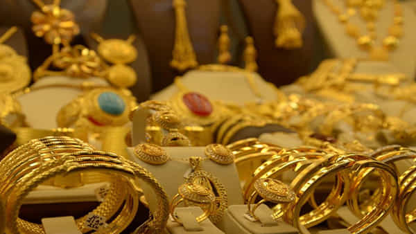 Gold Price Today: బంగారం కొనుగోలుదారులకు గోల్డెన్ న్యూస్.. శనివారం ధరలు ఎలా ఉన్నాయంటే.